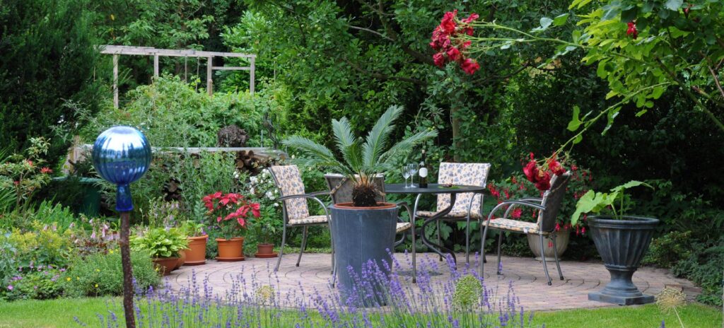 Stilvoll gestalteter Garten mit Sitzplatz, Terrasse und vielfältiger Bepflanzung.