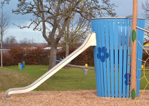 Planung und Umsetzung eines Kinderspielplatzes mit hochwertigen Spielgeräten im Außenbereich.
