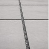Graue Betonplatten mit sauberem Fugenbild als robuster Terrassenbelag im Außenbereich.