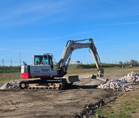 Bagger bei Erdarbeiten zur Vorbereitung des Untergrunds für Garten- und Landschaftsbau.
