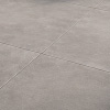 Großformatige Keramikplatten mit feiner Struktur als moderner Terrassenbelag im Garten.