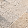 Natursteinplatten mit natürlicher Struktur für Terrassenbeläge im Garten.