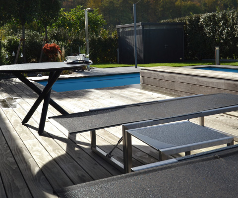 Hochwertige Terrasse mit Holzdeck, Sitzbereich und Pool für entspanntes Wohnen im Freien.