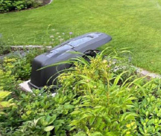 Steuerung einer automatischen Bewässerungsanlage für eine gleichmäßige Rasenbewässerung im Privatgarten.