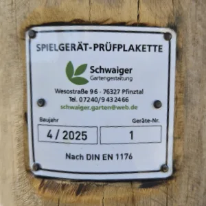 Spielgerät-Prüfplakette von Schwaiger Gartengestaltung nach DIN EN 1176.