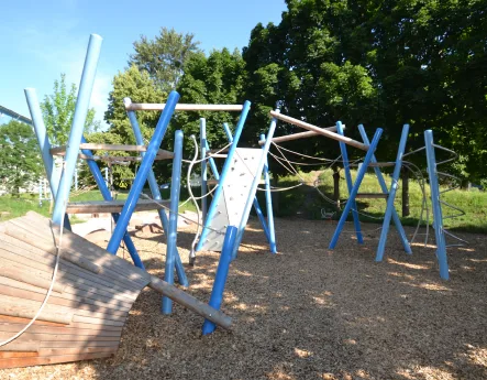 Große Kletterlandschaft mit verschiedenen Kletter- und Balancierelementen.